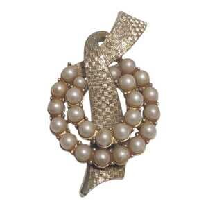 Coro Pegasus 1940s Faux Pearl & Textured Gold Ribbon Brooch‎ Signed